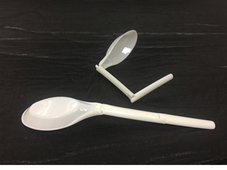  3つ折りのプラスチック製スプーン