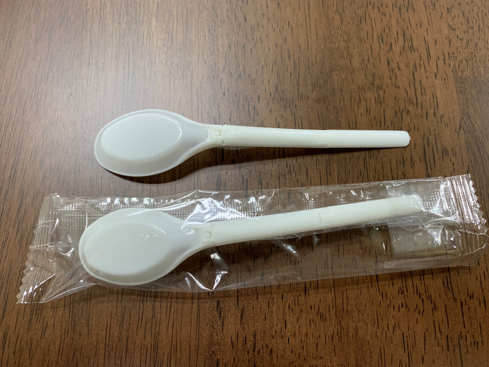  3つ折りのプラスチック製スプーン