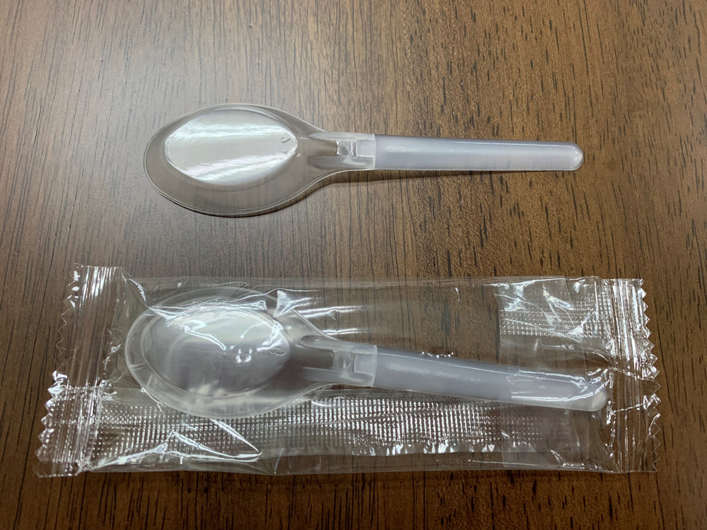 ２つ折りのプラスチック製スプーン