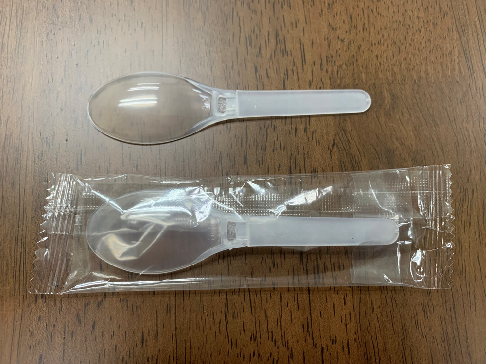 ２つ折りのプラスチック製スプーン